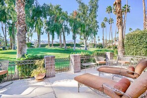 Terrace/patio - Del Sol: Resort Style Living, BBQ, Fire Pit, Peace (Palm Desert)