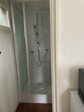 Serviettes fournies, papier toilette