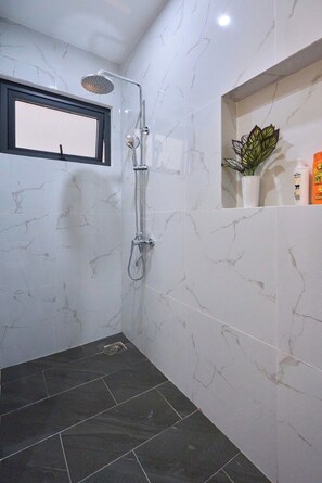 Deluxe Apartment, Courtyard View | Bathroom