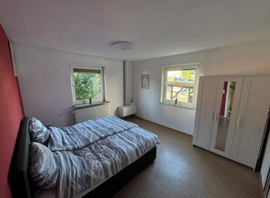 1 bedroom, iron/ironing board, WiFi, bed sheets - Large vacation apartment with garden and wallbox - pets also welcome (Künzell)