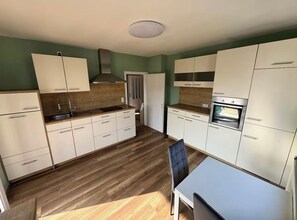 Private kitchen - Large vacation apartment with garden and wallbox - pets also welcome (Künzell)
