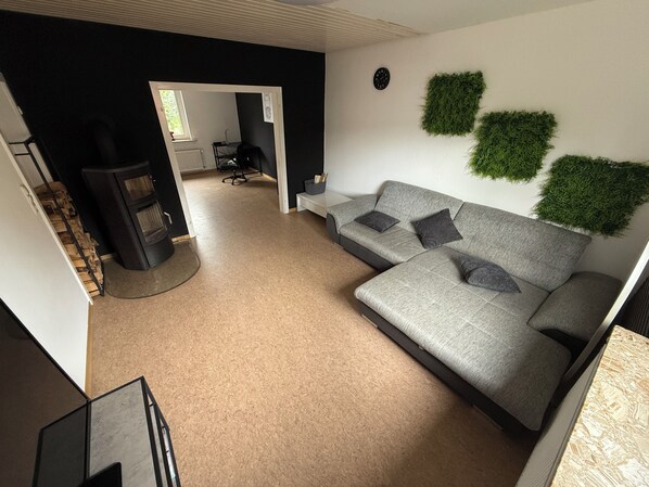 Living area - Large vacation apartment with garden and wallbox - pets also welcome (Künzell)