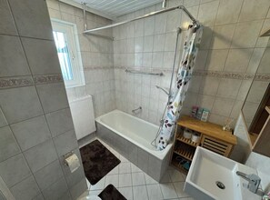 Hair dryer, towels, soap, toilet paper - Large vacation apartment with garden and wallbox - pets also welcome (Künzell)