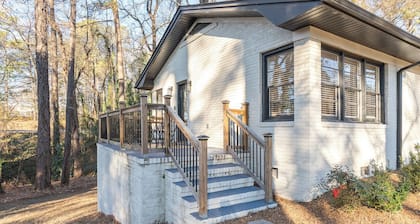 4BD Cozy Urban Escape 5 Mins to DWTN & WakeMed. Movie Room and Arcade Game!