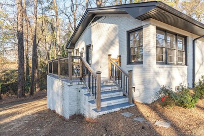 4BD Cozy Urban Escape 5 Mins to DWTN & WakeMed. Movie Room and Arcade Game!