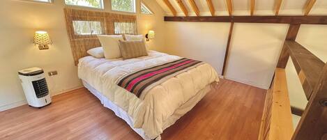 Suite estudio Deluxe, varias camas | Decoración personalizada y espacio para trabajar con laptop