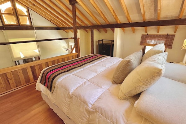 Suite estudio Deluxe, varias camas | Decoración personalizada y espacio para trabajar con laptop