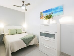 Tabla de planchar con plancha, wifi gratis, ropa de cama