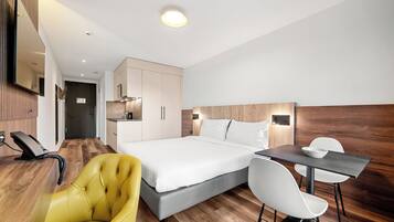Standard Studio, 1 Queen Bed, Non Smoking, Kitchenette | Hypo-allergenic bedding, desk, laptop workspace, soundproofing
