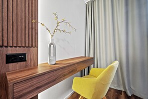 防过敏的被褥、特色家居、办公桌、笔记本电脑工作区