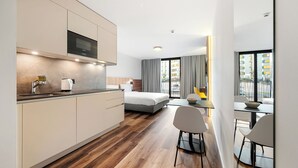 Superior studio | Hypoallergeen beddengoed, een bureau, een laptopwerkplek