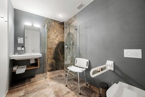 Studio, accessible aux personnes à mobilité réduite, coin cuisine | Salle de bain
