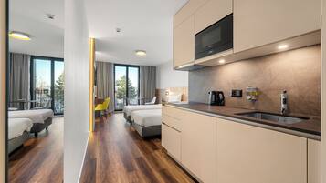 Standard Studio, 2 Twin Beds, Non Smoking, Kitchenette | Hypo-allergenic bedding available, desk, laptop workspace, soundproofing