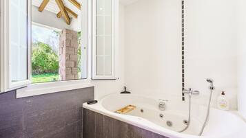 Douche, baignoire à jets, sèche-cheveux, bidet