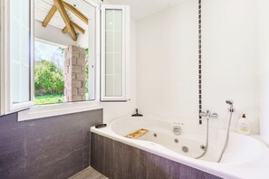 Dusche, Whirlpool, Haartrockner, Bidet
