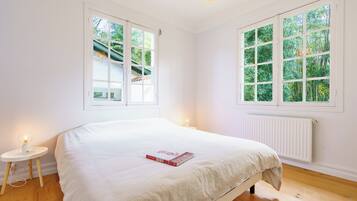 5 bedrooms, iron/ironing board, WiFi, bed sheets