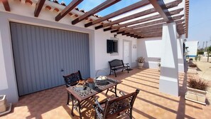Outdoor dining - Superbe villa à 300 m de la côte atlantique, à 5 minutes en voiture de la plage (Aljezur)