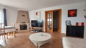 Smart TV, fireplace, books, computer monitors - Superbe villa à 300 m de la côte atlantique, à 5 minutes en voiture de la plage (Aljezur)