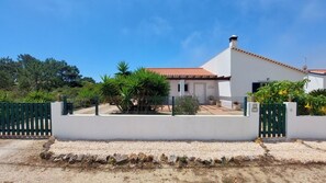 Exterior - Superbe villa à 300 m de la côte atlantique, à 5 minutes en voiture de la plage (Aljezur)