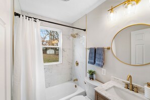 Hair dryer, towels, soap, toilet paper - Charming 2-bedroom house with AC, WiFi in quaint Oxon Hill (Oxon Hill)