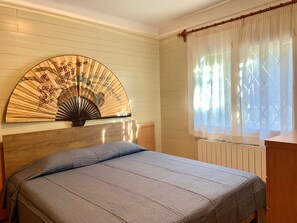 3 bedrooms, iron/ironing board - House in Roses With Waterfront Views (Roses)