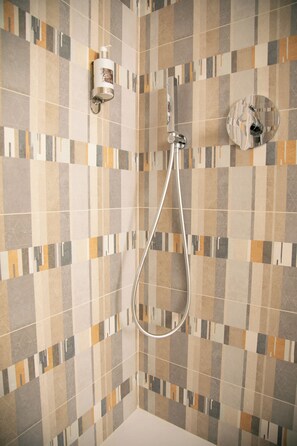 Dusche, umweltfreundliche Kosmetikartikel, Haartrockner, Bidet