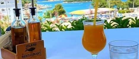 Continental breakfast on weekends (EUR 5 per person)