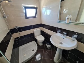 Douche, peignoirs, serviettes fournies, papier toilette