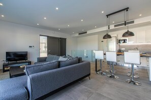 Smart-tv och ett bordtennisbord