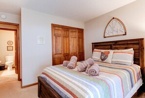 5 bedrooms, desk, iron/ironing board, free WiFi - Rumbling Falls-5BR, 3.5BA, bold rushing creek, fire pit, hot tub, pool table, in Resort. (Lake Lure)