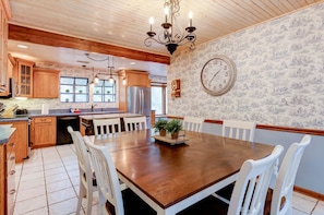 Dining - Rumbling Falls-5BR, 3.5BA, bold rushing creek, fire pit, hot tub, pool table, in Resort. (Lake Lure)