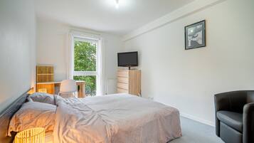 2 dormitorios, caja fuerte, escritorio y tabla de planchar con plancha