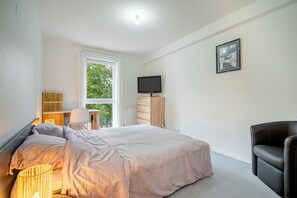 2 sovrum, värdeförvaringsskåp på rummet och skrivbord