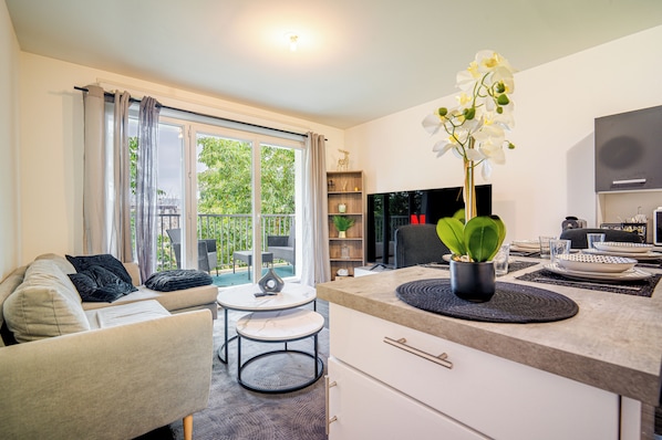 Smart-tv, dvd-spelare, ett filmbibliotek och en stereo