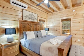 2 bedrooms, free WiFi, bed sheets - Epic Treehouse, HotTub, Arcade Stay for Families, Sleeps 5 Near Dollywood+ PKWY  (Pigeon Forge)