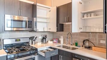 Een koelkast, een magnetron, een oven, een kookplaat