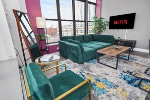 Smart TV, books - McCormick Place 2b/2b corner unit with optional parking for up to 6 guests (Chicago)