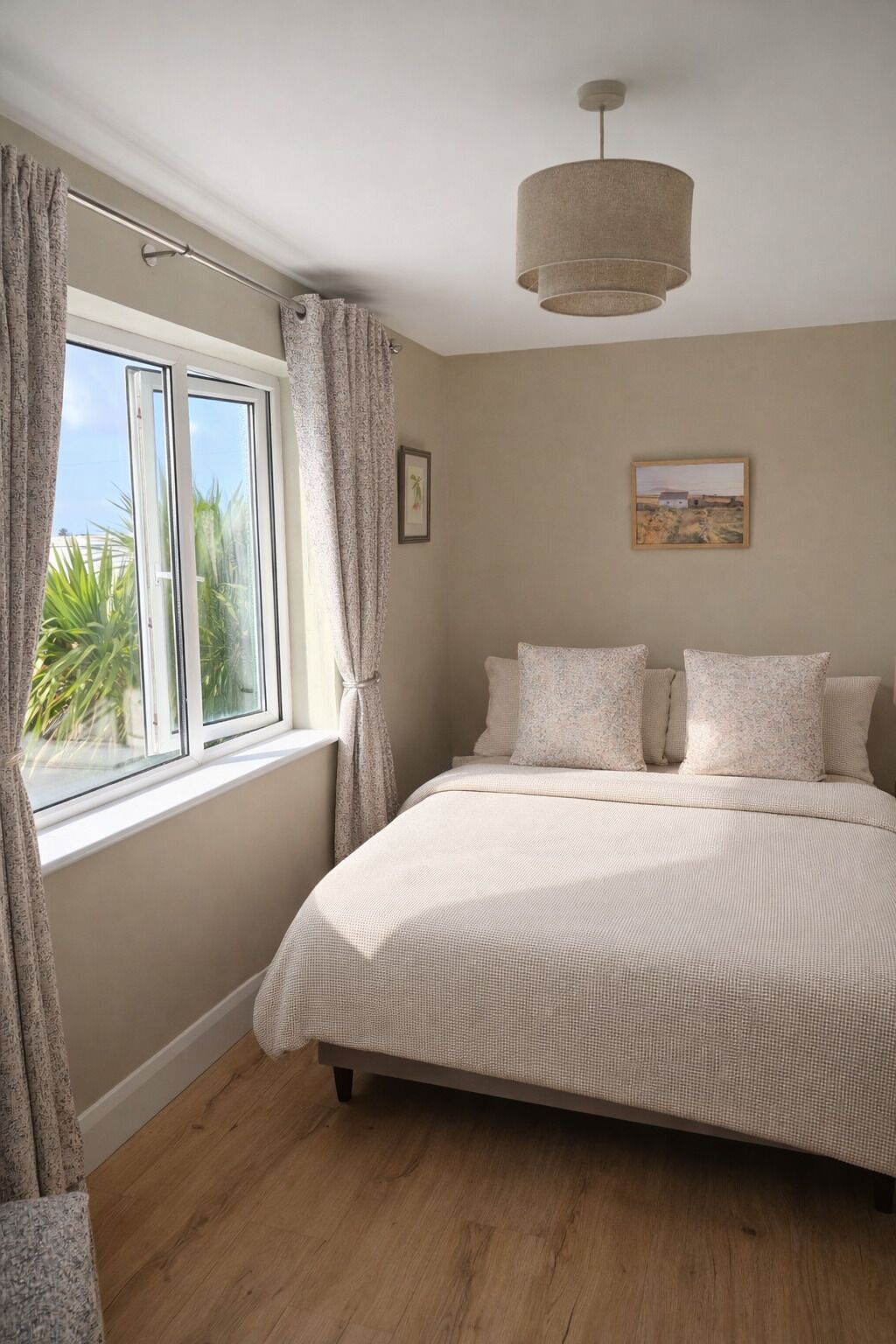 4 habitaciones, tabla de planchar con plancha, wifi y ropa de cama 