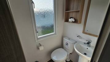 Mökki | Kylpyhuone | Suihku, vessapaperi