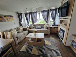 小屋 | 起居區 | 電視、壁爐