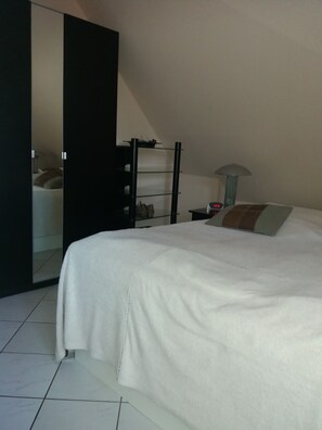 1 habitación y tabla de planchar con plancha