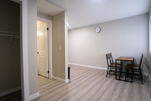 Executive Quadruple Room, Non Smoking | In-room dining - UPARTMENTS (Chatham)