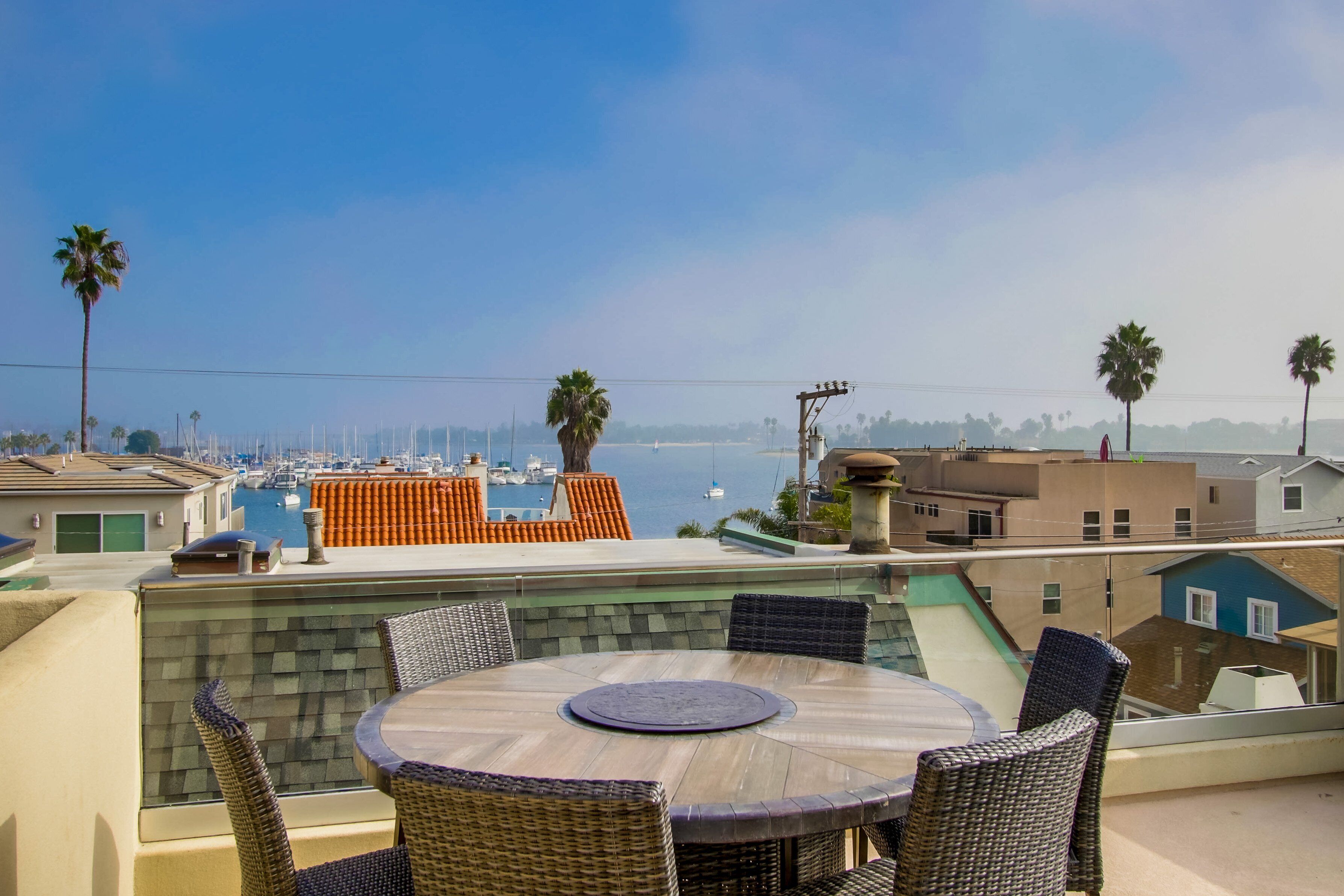 ハウス ベッド (複数台) パティオ オーシャンビュー | 屋外ダイニングエリア