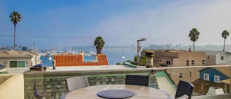 Maison, plusieurs lits, patio, vue océan | Restauration extérieure