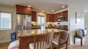 Casa, varias camas, patio, vista al océano | Cocina privada | Cafetera y tetera