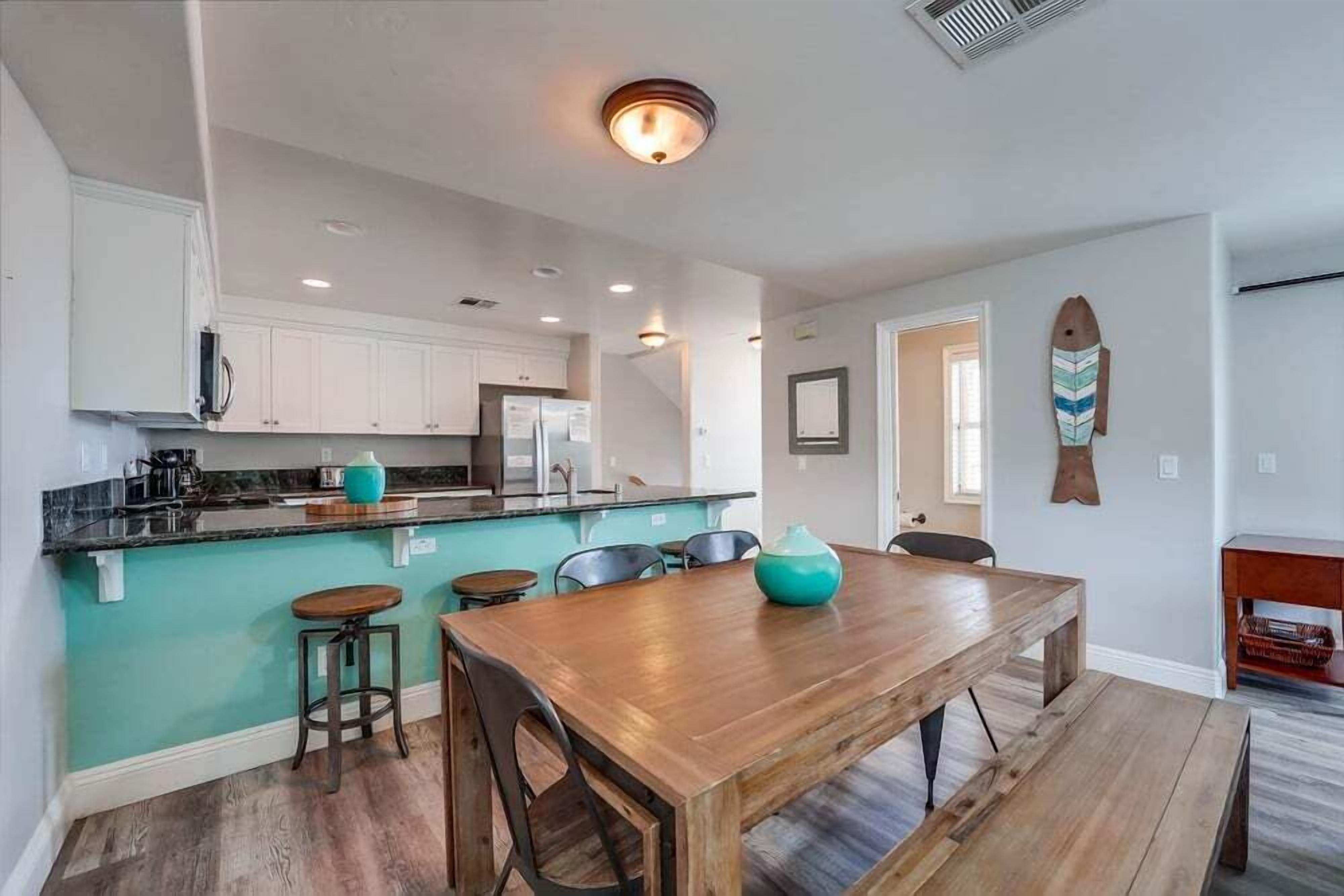 Apartamento, várias camas, varanda, vista para a cidade | 3 quartos, individualmente decorados, individualmente mobiliados