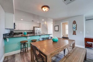 Appartement, plusieurs lits, patio, vue ville | 3 chambres, décoration personnalisée, ameublement personnalisé