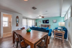 Leilighet, flere senger, terrasse, byutsikt | Oppholdsområde