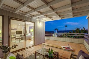 Appartement, 1 queensize bed met slaapbank, terras, gedeeltelijk uitzicht op oceaan | Woonruimte