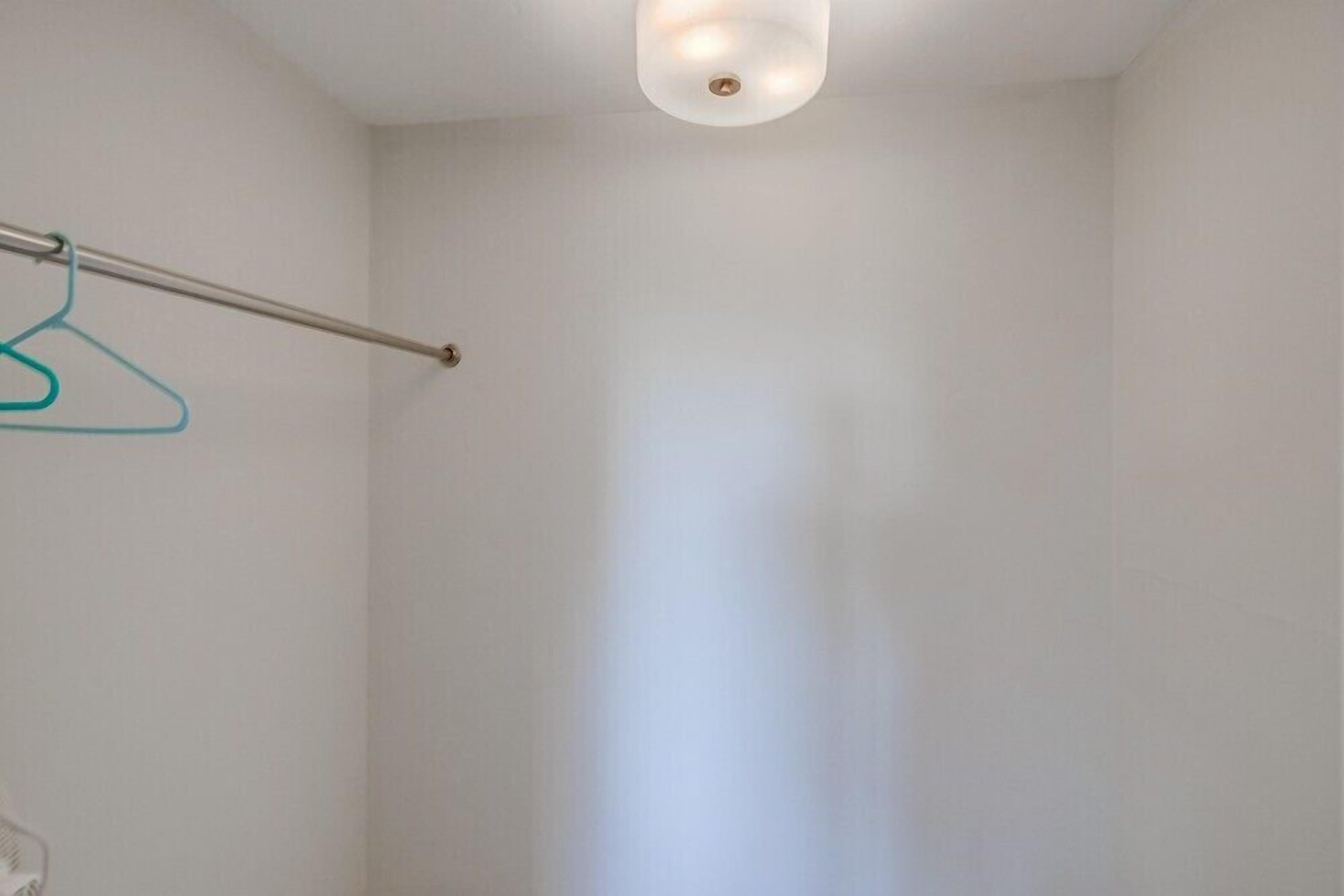 Un baño con toallero e iluminación.